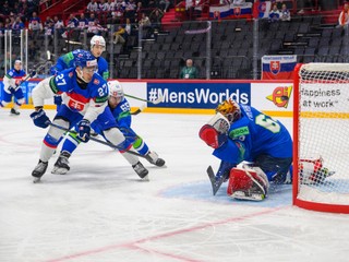 Sebastián Čederle strieľa gól v zápase Slovensko - Slovinsko v skupine A na MS v hokeji 2025.