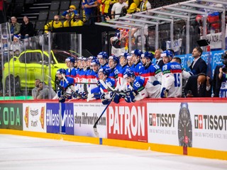Slovenskí hokejisti počas samostatných nájazdov v zápase Slovensko - Rakúsko v skupine A na MS v hokeji 2025.