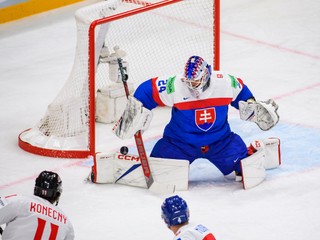 Brankár Patrik Rybár zasahuje po kanadskej šanci v zápase Slovensko - Kanada na MS 2025 v Štokholme.