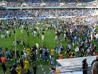 Fanúšikovia na hracej ploche po záverečnom 10. kole nadstavbovej časti Niké ligy v skupine o titul ŠK Slovan Bratislava - FC Košice. 