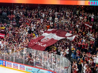 Lotyšskí fanúšikovia v zápase Slovensko - Lotyšsko na MS 2025 v hokeji.