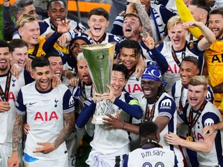 Hráči Tottenhamu oslavujú s trofejou Európskej ligy