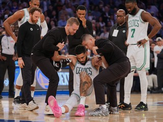 Tréneri pomáhajú hráčovi Bostonu Celtics Jaysonovi Tatumovi odísť z ihriska