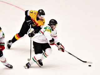 Maďarský hráč Kristóf Papp a Nemec Maximillian Kastner na MS v hokeji 2025.