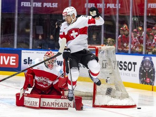 Momentka zo zápasu Dánsko - Švajčiarsko na MS v hokeji 2025