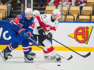 Švajčiar Jonas Siegenthaler v súboji s Američanom Isaacom Howardom na MS v hokeji 2025.