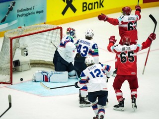 Dán Patrick Russell oslavuje gól do siete Rakúska na MS v hokeji 2025.