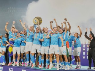 Hráči Neapolu oslavujú zisk titulu v talianskej Serie A. 