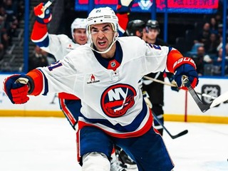 Americký útočník Kyle Palmieri v drese New Yorku Islanders.