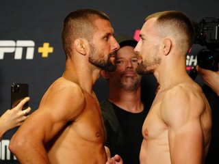 Ľudovít "Lajoš" Klein (vpravo) a Mateusz Gamrot počas váženia pred podujatím UFC Vegas 107.