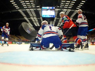 Nór Stian Solberg dáva svoj prvý gól v zápase Nórsko - USA na MS 2025 v hokeji. 