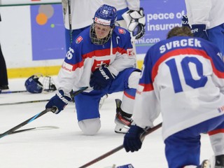 Sklamaní slovenské hráči Luka Radivojevič a Michal Svrček po zápase o bronz Slovensko - USA na MS 18 v hokeji.
