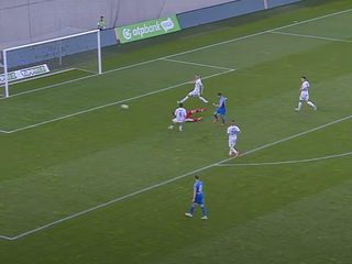 Róbert Polievka strieľa gól v zápase MTK Budapešť - Kecskeméti v maďarskej lige,