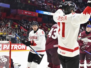 Nathan MacKinnon (číslo 9) skóruje v zápase Lotyšsko - Kanada na MS v hokeji 2025.