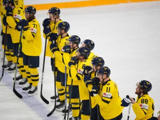 Švédski hokejisti po prehre 2:6 s USA v semifinále MS 2025.