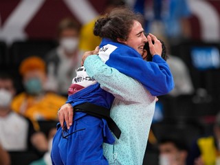 Šahana Hadžijevová sa raduje zo zisku zlatej medaily v Tokiu 