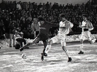 Viktor Dvirnik (s loptou) v zápase Sparta Praha - AC Parma.