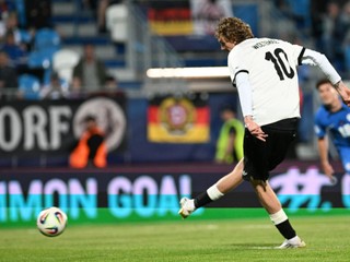 Nick Woltemade premieňa penaltu v zápase Nemecko - Slovinsko v skupine B na EURO U21 2025.