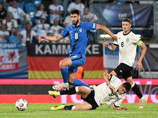 Zľava Adrian Zeljkovič, Nicolo Tresoldi a Eric Martel v zápase Nemecko - Slovinsko v skupine B na EURO U21 2025.