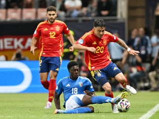 Na snímke zľava futbalista Andrés García (Španielsko), hráč Issa Doumbia (Taliansko) a Alberto Moleiro (Španielsko) počas zápasu základnej A-skupiny Španielsko - Taliansko na majstrovstvách Európy hráčov do 21 rokov v Trnave v utorok 17. júna 2025. FOTO TASR - Lukáš Grinaj

- Slovensko
- šport
- futbal
- majstrovstvá
- Európy
- do
- 21
- rokov
- ME
- ME21
- základná
- A
- skupina
- Trnava
- Španielsko
- Taliansko
- TTX