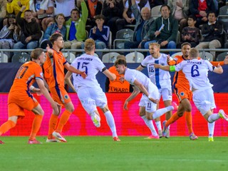 Fínski futbalisti sa tešia po strelenom góle v zápase Fínsko - Holandsko v skupine D na EURO U21 2025.