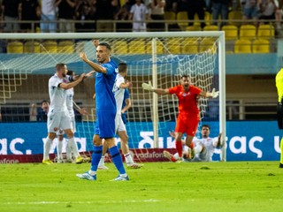 Dimitris Kourbelis oslavuje gól v prípravnom zápase Grécko - Slovensko.