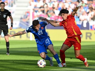 Samuel Kopásek (vľavo) v zápase Slovensko - Španielsko v skupine A na EURO U21 2025 (ME vo futbale do 21 rokov).