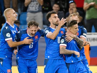 Na snímke vpravo Tomáš Suslov (Slovensko) sa teší so spoluhráčmi z gólu na 2:0 počas zápasu základnej A-skupiny Rumunsko - Slovensko na majstrovstvách Európy futbalistov do 21 rokov v Bratislave. 