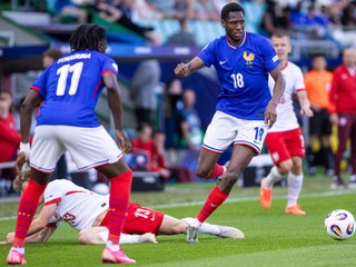 Na snímke vpravo s loptou Djaoui Cisse (Francúzsko) počas zápasu základnej C-skupiny Francúzsko - Poľsko na majstrovstvách Európy hráčov do 21 rokov v Žiline v utorok 17. júna 2025. FOTO TASR - Daniel Stehlík

- Slovensko
- šport
- futbal
- majstrovstvá
- Európy
- do
- 21
- rokov
- ME
- ME21
- základná
- C
- skupina
- Francúzsko
- Poľsko
- Žilina
- ZAX