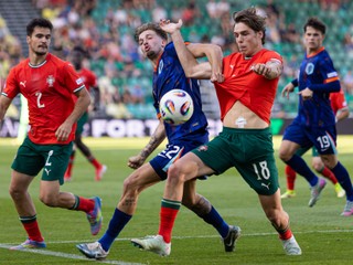 Na snímke v popredí zľava Rodrigo Pinheiro (Portugalsko), Luciano Valente (Holandsko) a Gustavo Sá (Portugalsko) bojujú o loptu počas zápasu štvrťfinále Portugalsko - Holandsko na majstrovstvách Európy hráčov do 21 rokov v Žiline v sobotu 21. júna 2025. FOTO TASR - Daniel Stehlík

- Slovensko
- šport
- futbal
- majstrovstvá
- Európy
- do
- 21
- rokov
- ME
- ME21
- Žilina
- štvrťfinále
- Portugalsko
- Holandsko
- ZAX