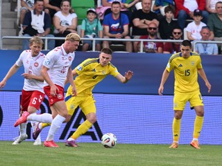Zľava Oliver Serensen, Conrad Harder, Oleh Ocheretko a Vitalii Roman v zápase Ukrajina - Dánsko v skupine D na EURO U21 2025.