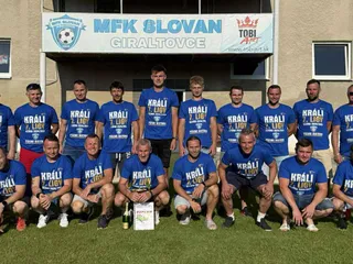 Víťazné mužstvo MFK Slovan Giraltovce, ktoré vyhralo siedmu ligu.