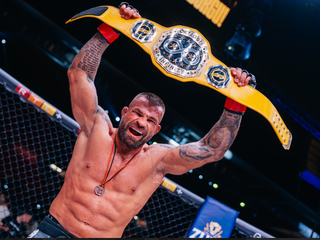 Karlos Vémola s Infinity opaskom.