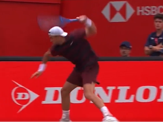 Jack Draper rozbil reklamný panel