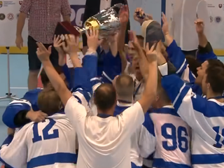 Hammers Bratislava oslavujú zisk trofeje