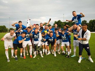 Majstrovský FC Nádszeg Trstice vo víťaznej eufórii. 