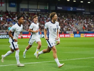 England's James McAtee, right, celebrates after scoring the opening goal during a quarter final soccer match between Spain and England at the European U-21 Championship at the Anton Malatinsky Stadium, in Trnava, Slovakia, Saturday, June 21, 2025. (AP Photo/Petr David Josek)