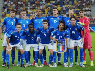 Italy team players pose prior to the start of a quarter final soccer match between Germany and Italy at the European U-21 Championship at the DAC Arena in Dunajska Streda, Slovakia, Sunday, June 22, 2025. (AP Photo/Petr David Josek)