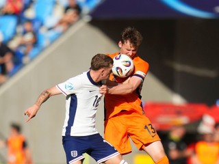 England's Jay Stansfield, left, duels for the ball with Netherlands' Rav van den Berg during the semi final soccer match between England and the Netherlands at the European U-21 Championship at the National football stadium in Bratislava, Slovakia, Wednesday, June 25, 2025. (AP Photo/Petr David Josek)