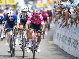 Taliansky cyklista Vincenzo Albanese víťazí v 2. etape Okolo Švajčiarska.