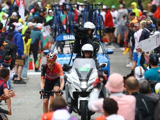 Fanúšikovia povzbudzujú Thymena Arensmana počas 14. etapy Tour de France 2025.