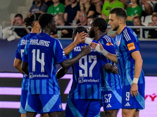 Na snímke hráči Slovana sa tešia z gólu .