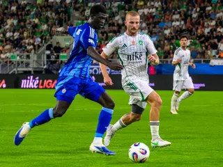 Na snímke zľava Alasana Yirajang (Slovan) a Michal Sipľak (Prešov) bojujú o loptu počas zápasu 1. kola Niké ligy vo futbale FC Tatran Prešov - ŠK Slovan Bratislava.