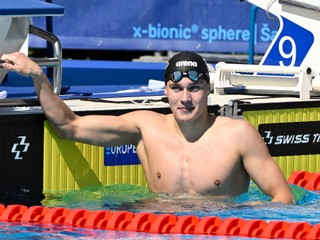 Milan Vojtko v cieli na 200 m voľný spôsob počas ME juniorov.