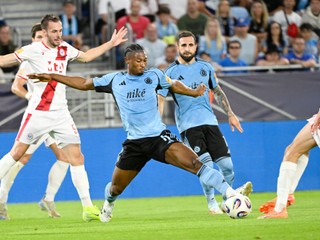 uprostred Rahim Ibrahim (Slovan) a vľavo Ilija Mašič (Mostar)