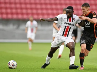 Philip Azango z Trnavy a hráč Ružomberka Alexander Selecký v zápase 1. kola Niké ligy medzi FC Spartak Trnava a MFK Ružomberok.