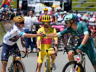 Zľava Remco Evenepoel, Ben Healy a Jonathan Milan v cenných dresoch pred štartom 11. etapy na Tour de France 2025.
