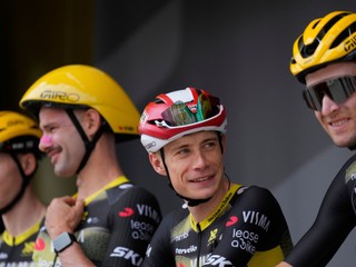 Denmark's Jonas Vingegaard looks at his teammate before the fifteenth stage of the Tour de France cycling race over 169.3 kilometers (105.2 miles) with start in Muret and finish in Carcassone, France, Sunday, July 20, 2025. (AP Photo/Mosa'ab Elshamy)
