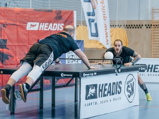 Headis kombinuje stolný tenis a futbal, no namiesto rakety či nôh hráči používajú výlučne hlavu. 