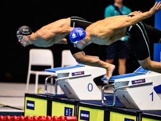 Jakub Poliačik na štarte plaveckých pretekov na 100 m voľný spôsob.